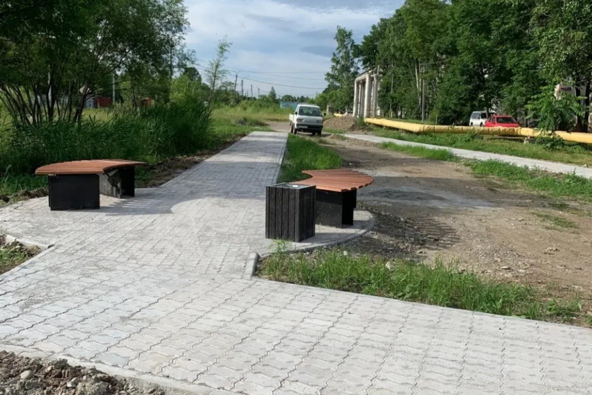 ⏺  В посёлке Хор благодаря нацпроекту обновили сквер  Сквер по улице Менделеева в посёлке Хор района имени Лазо обновили накануне в рамках федерального проекта «Формирование комфортной городской среды нацпроекта «Инфраструктура для жизни», который был инициирован президентом России Владимиром Путиным.   Подрядчик сначала отсыпал территорию сквера и уложил тротуарную плитку — это улучшило качество покрытия и сделало прогулки местных жителей более комфортными.  Также были установлены бордюрные камни, которые помогли структурировать пространство и защитить дорожки сквера от размывания. Кроме этого, поставили лавочки и урны для мусора.