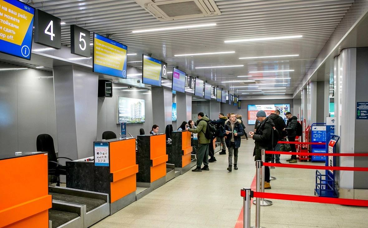 Спрос на деловые перелеты бизнес классом в Уфу снизился на 19 Спрос на корпоративные перелеты бизнес классом в Уфу снизился в 2025 году на 19 сообщила РБК Уфа управляющий директор компании Аэроклуб Юлия Липатова При этом средняя стоимость билета на перелет повышенного класса в столицу Башкирии составила 61 тыс руб и выросла лишь на 3 по сравнению с 2024 годом В целом на рейсах в Уфу в прошлом году зафиксировали одну из самых низких в стране долей перелетов бизнес классом Показатель составил всего 1 2 Даже на фоне относительно низкой средней стоимости билета в бизнес классе около 61 тыс руб пассажиры все чаще делают выбор в пользу более доступных тарифов рассказала Юлия Липатова В целом по стране спрос на премиальный сегмент на внутренних рейсах снизился на 4 к 2024 году а на отдельных направлениях показатели выросли При этом доля бизнес класса среди корпоративных перелетов выросла на 0 1 до 3 4 РБК Уфа в Telegram РБК Уфа в MAX