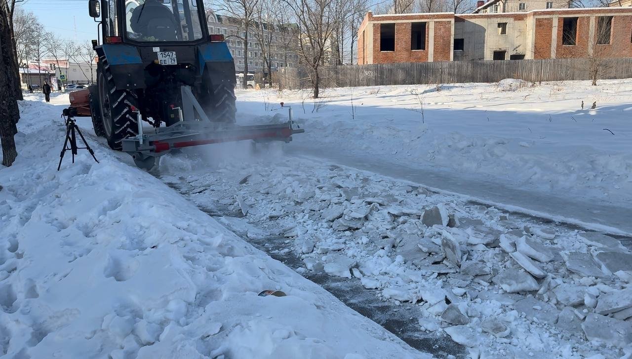 В ЕАО изобрели автоматическую суперщётку для трактора В молодёжной научной лаборатории Приамурского государственного университета имени Шолом Алейхема в Биробиджане изобрели инновационное навесное оборудование для трактора которое позволяет удалять снежный накат и лёд с тротуаров и дорог Лаборатория специализируется на исследованиях механики разрушения льда и поведения погружённых тел в ледовых условиях Навесное устройство для трактора включает десяток фрезерных дисков которые вращаются и врезаются в наледь и позволяет разрушать слой снега и льда толщиной до 10 сантиметров без повреждения асфальта Испытание устройство проходит на машинах госпредприятия Облэнергоремонт плюс В ближайшее время опытный образец должен был отправиться на производственные испытания в Томскую область в компанию Томскнефть ВНК ЕАО