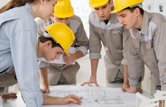 Магнитогорцы приглашаются к участию во Всероссийском конкурсе Молодые строители России по инициативе АНО Информационно ресурсный центр Наше достояние по 19 мая 2026 года Конкурс проводится среди четырех возрастных категорий по 16 номинациям Участники молодые граждане в возрасте 10 25 лет Конкурсанты покажут свои знания о новых тенденциях в строительстве и жилищно коммунальном хозяйстве поделятся идеями применения робототехники в строительстве многоквартирных и индивидуальных домов расскажут об истории развития строительной отрасли России Конкурс направлен на повышение престижности строительных профессий создание условий для вовлечения молодежи в трудовую деятельность в сфере строительства и жилищно коммунального хозяйства Прием заявок на участие в заочном этапе до 15 марта 2026 года по ссылке nashe dostoyanie ru construction и в официальной группе Конкурса