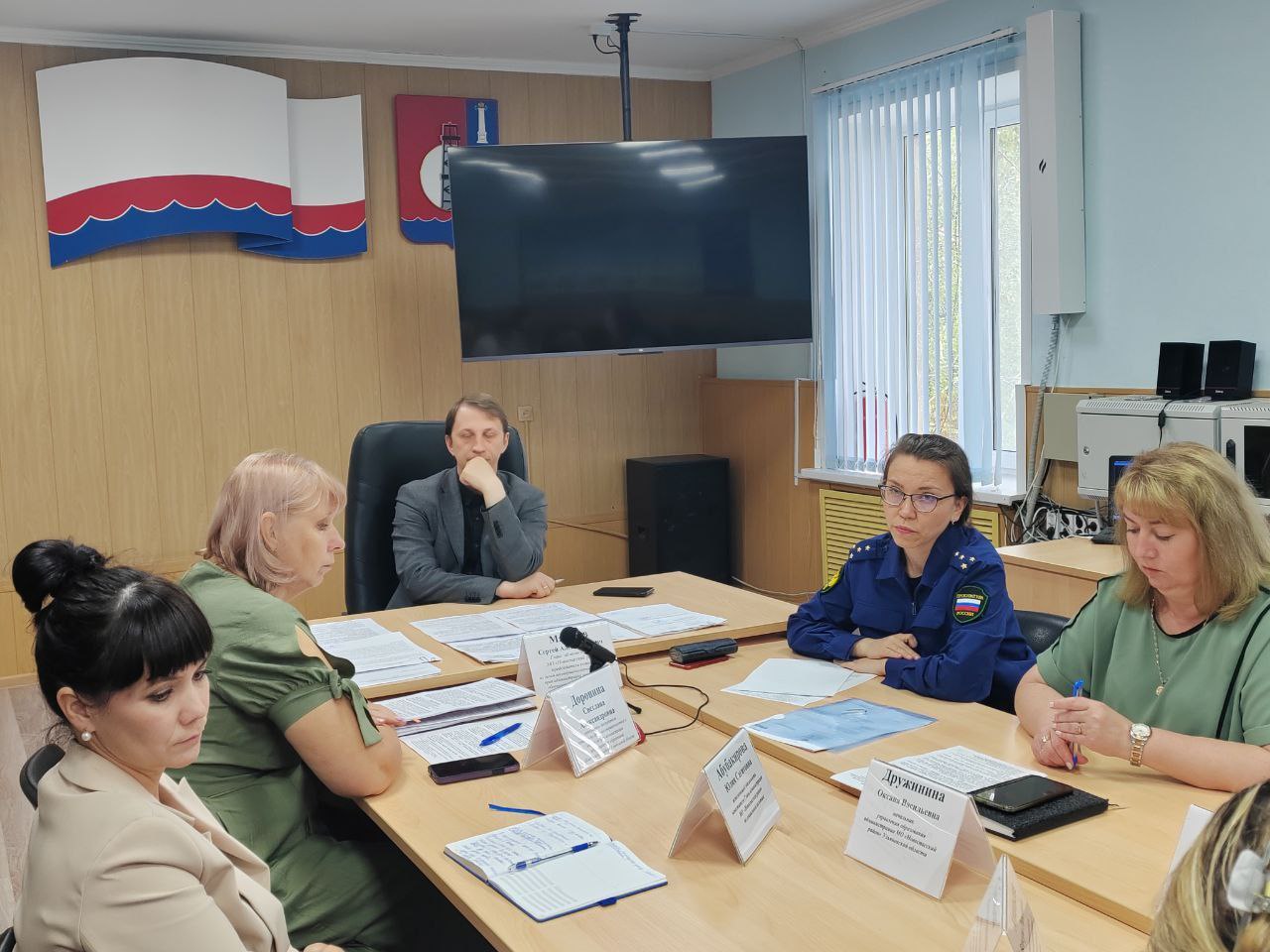 Помощник прокурора Новоспасского района Екатерина Шундикова приняла участие в заседании комиссии по делам несовершеннолетних и защите их прав при администрации МО «Новоспасский район». В ходе мероприятия особое внимание уделено вопросам эффективности работы органов системы профилактики с семьями, находящимися в социально опасном положении, а также безопасности несовершеннолетних в период летней оздоровительной кампании. Представитель прокуратуры потребовала от руководителей профильных органов обеспечить реализацию всех необходимых мер, организовав систематическое надлежащее взаимодействие.