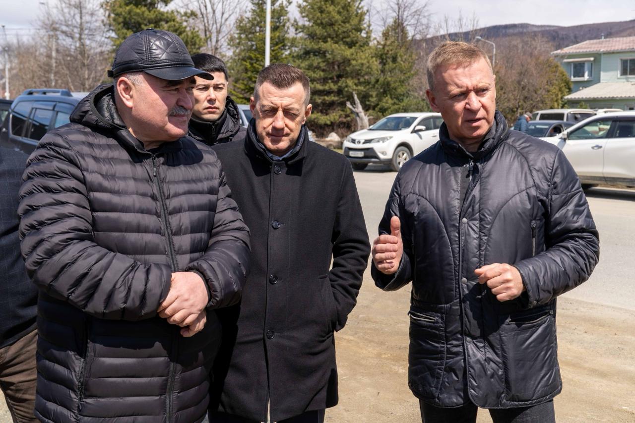Сергей Надсадин проинспектировал проспект Мира в Южно-Сахалинске Мэр города совместно со специалистами оценил состояние дороги и прилегающей территории в районе улицы Праздничная. Акцент сделали на поддержание чистоты и порядка, несмотря на продолжающиеся работы. Решено провести уборку мусора, выровнять территорию и обеспечить надлежащий дренаж для предотвращения скопления воды. Фото: мэрия Южно-Сахалинска SakhalinMedia Прислать новость