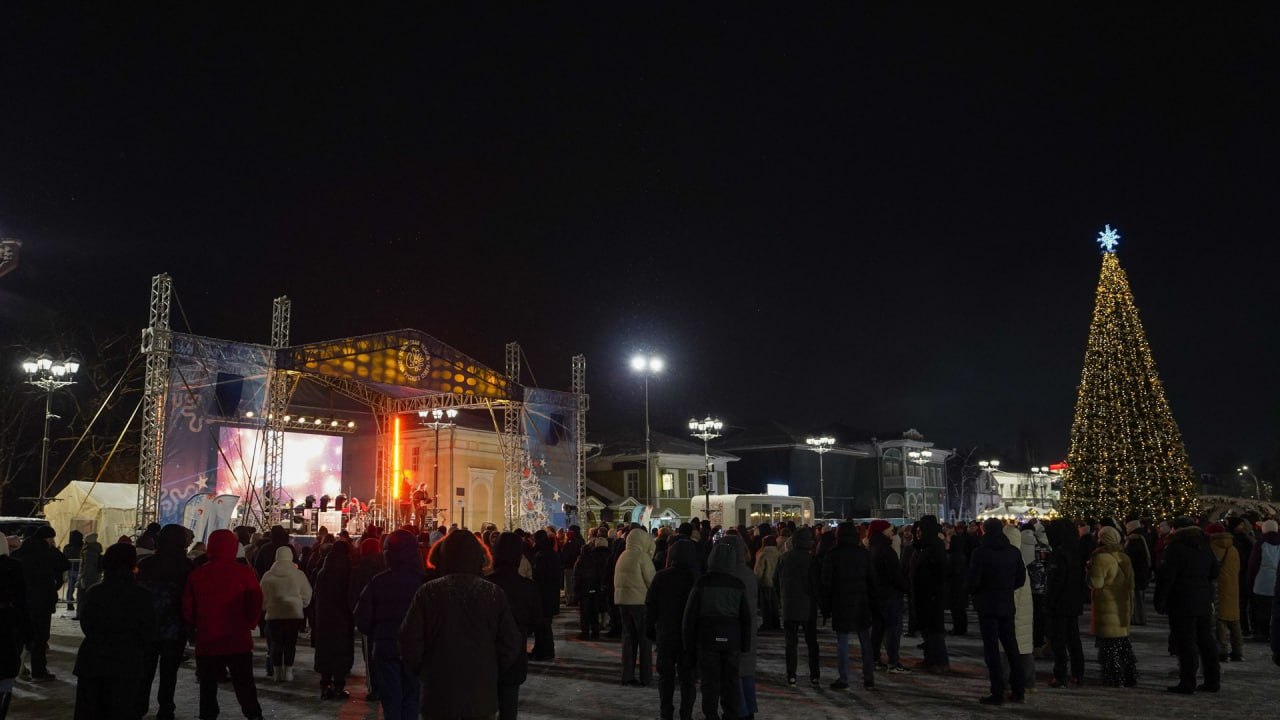 Турпоток в Вологду на новогодние праздники вырос на 14 Туристический поток в Вологду Вологодская область с 30 декабря 2025 г по 11 января 2026 г составил 70 500 человек что на 14 4 больше по сравнению с показателем предыдущих новогодних праздников Об этом сообщила пресс служба администрации города Так из общего числа туристов 17 800 человек останавливались в городе более чем на один день Более 52 000 гостей Вологды экскурсанты которые посещали город на один день Наибольшей популярностью в новогодние праздники Вологда пользовалась у туристов из Вологодской Архангельской Ленинградской Мурманской Ивановской Пензенской Курской Псковской Владимирской Саратовской Смоленской Ярославской Московской Ленинградской областей Краснодарского края Республики Коми Республики Карелия из Москвы и Санкт Петербурга Чаще всего гости города останавливались в мини отелях и апартаментах квартирного типа В среднем места размещения в Вологде в новогодние праздники были загружены на 75 Telegram Сергей Жестянников Telegram Max