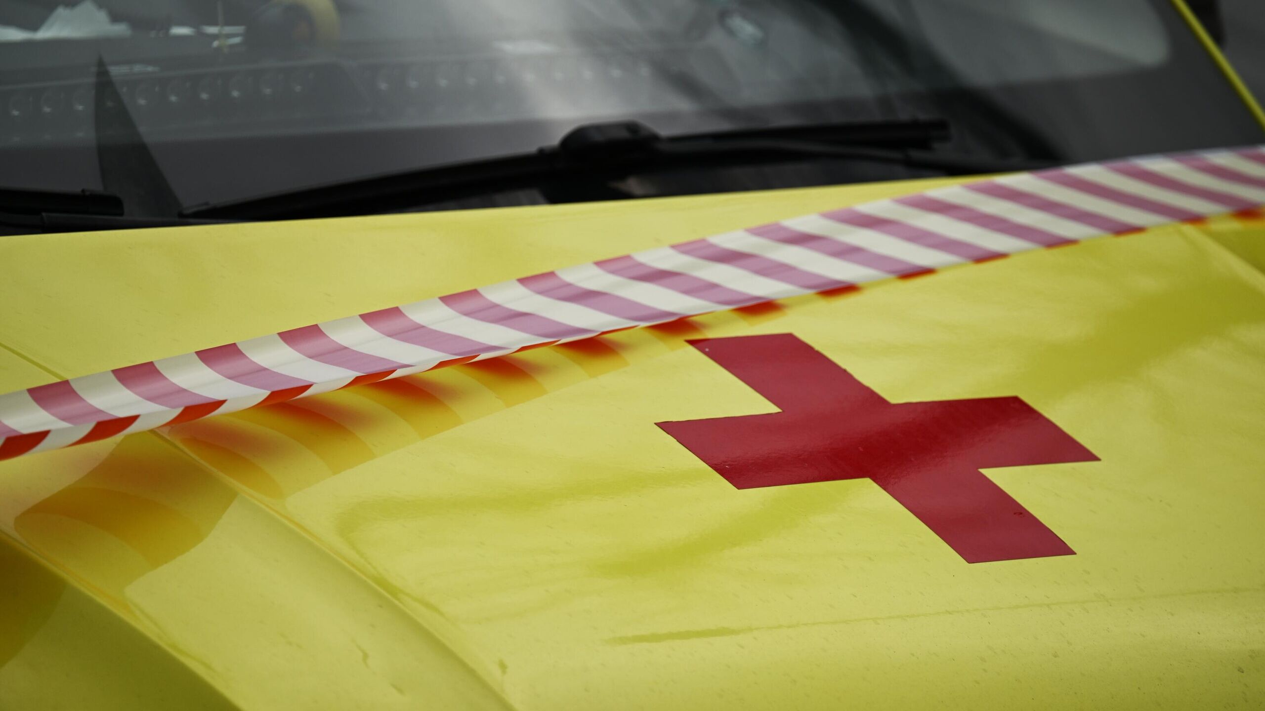 Одиннадцать человек пострадали при ночной атаке дронов ВСУ на Удмуртию сообщил региональный минздрав С травмами различной степени тяжести госпитализировали троих двух пациентов в состоянии средней степени тяжести одного в тяжелом Бригада санавиации перевезла его в Первую РКБ он прооперирован и находится под наблюдением врачей говорится в заявлении Еще восемь человек отпустили под амбулаторное наблюдение уточнили в ведомстве Сейчас на месте ЧП работают оперативные службы В ответ на атаки ВСУ на гражданскую инфраструктуру российские войска наносят удары высокоточным оружием воздушного морского и наземного базирования а также дронами исключительно по военным объектам и предприятиям украинского ВПК