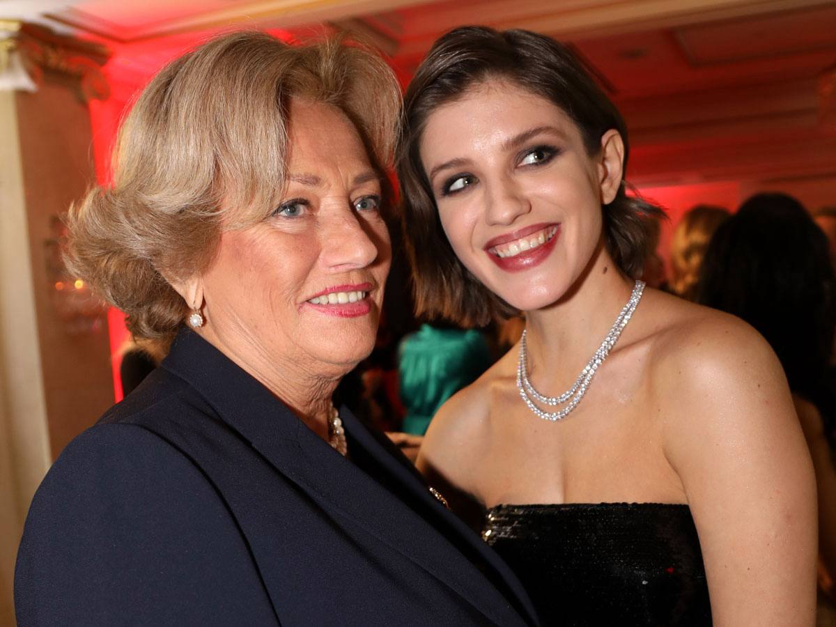 Заслуженная артистка России Ольга Чиповская умерла на 68 м году жизни Об этом сообщили в Театре им Вахтангова Чиповская служила в театре с 1980 года и сразу стала одной из самых ярких звезд В её творческой биографии десятки ролей В 2021 году актриса была награждена медалью ордена За заслуги перед Отечеством II степени Ольга Чиповская мама актрисы Анны Чиповской Подписаться на Москва 24 Наши каналы Новости в MAX