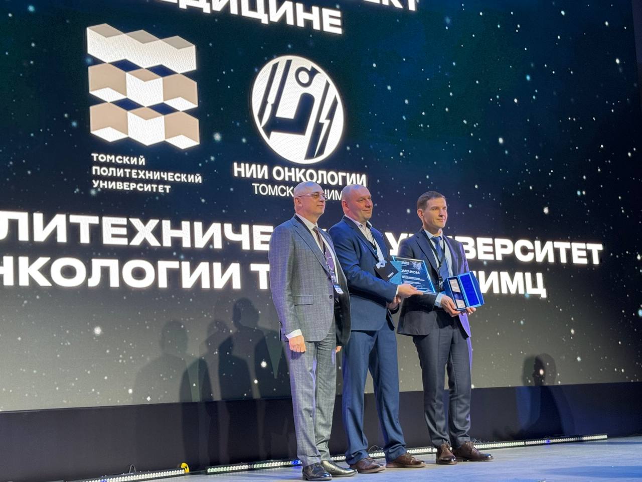Имплантаты ученых ТПУ для онкохирургии отмечены на главном событии 3D индустрии России В Москве вручена первая Всероссийская премия по аддитивным технологиям Лидеры Формы Победителем в номинации Лучший аддитивный проект в сфере медицины признаны разработки ТПУ и НИИ онкологии t nimc ТНИМЦ Исследователи и инженеры из разных подразделений Томского политеха вместе с врачами и учеными НИИ онкологии разрабатывают полный технологический цикл создания 3D имплантатов нового поколения для челюстно лицевой хирургии Это имплантаты из фторсодержащих полимеров они более легкие быстро приживаются в организме не являются противопоказанием для проведения лучевой терапии Также 3D печать помогает подходить индивидуально к каждому клиническому случаю Имплантаты уже прошли клинические испытания в НИИ онкологии прооперировано шесть пациентов Исследовательская часть проекта проводилась при поддержке федеральной программы Минобрнауки России sociocentre Приоритет 2030 национального проекта Молодежь и дети Образцы имплантатов печатают в rosatom additive Центре аддитивных технологий общего доступа ЦАТОД созданного при поддержке Росатома на базе ТПУ Подробности