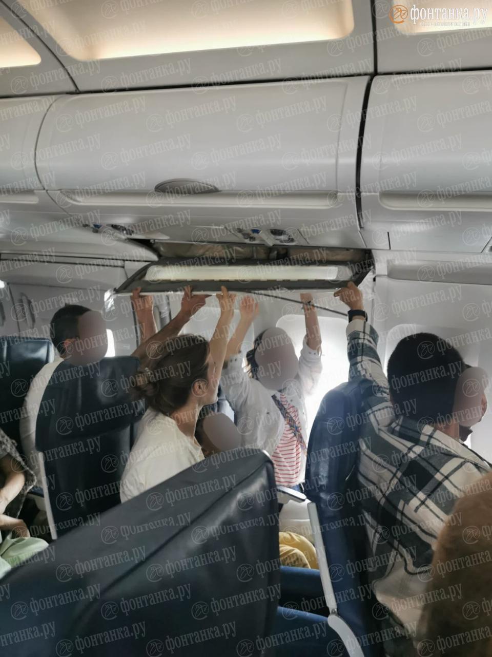В салоне самолета Санкт-Петербург — Ереван отвалилась панель обшивки, а под ней в нарды играют Airbus A320 лоукостера FlyOne вылетел из Пулково около 10:00. Сначала пассажиры пытались приладить деталь обратно, но потом плюнули на это дело, пристегнулись и полетели без нее.