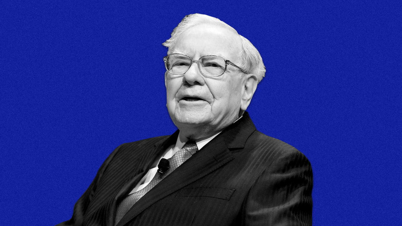 Уоррен Баффетт уходит в отставку в среду после 60 лет на посту главы Berkshire Hathaway Один из богатейших людей мира еще в мае 2025 года заявил о своем решении к концу года покинуть пост генерального директора инвестиционного холдинга Баффетт передает пост Грегу Абелю которого готовили к этой роли как минимум с 2021 года Оценочная стоимость активов оракула из Омахи на 30 декабря 2025 года составляет 149 миллиардов Несмотря на свое богатство инвестор известен скромным образом жизни Помимо неизменной любви к McDonald s и Сoca Cola он посвящает чтению около шести часов в день и принимает меньше импульсивных решений чем большинство представителей делового сообщества