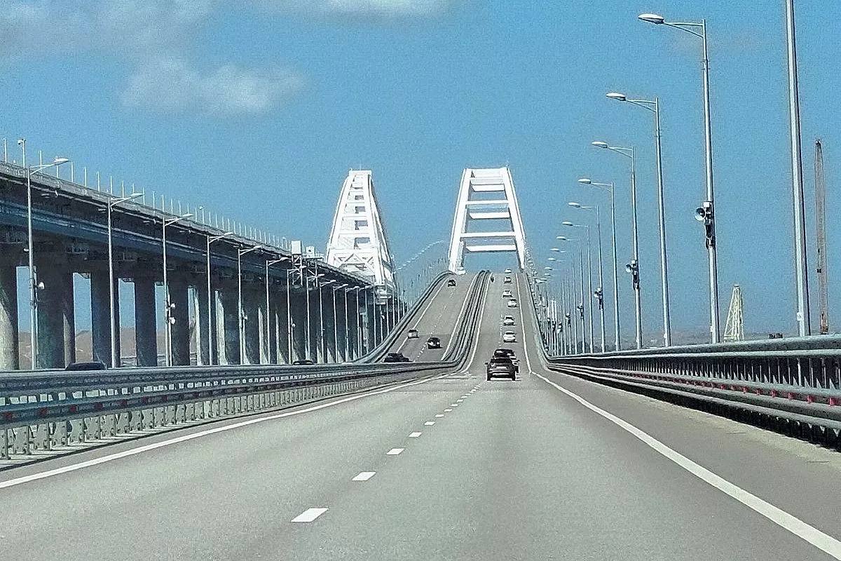 Меры безопасности усилены на Крымском мосту в преддверии новогодних праздников С 26 декабря по 11 января на мосту будут работать 212 контрольных постов Из них 80 с ручным досмотром В сутки планируют проверять до 17 5 тысячи машин Все сотрудники прошли спецподготовку чтобы быстрее реагировать на любые внештатные ситуации Водителям советуют закладывать дополнительное время на дорогу и быть готовыми к проверкам Кубанские Новости Мы в MAX