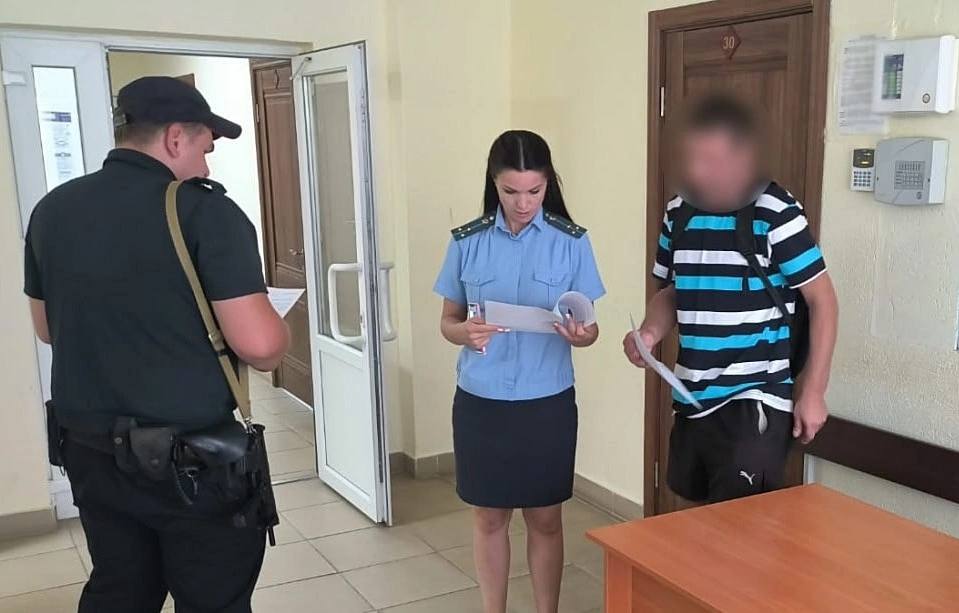 За неуплату алиментов керчанина арестовали Теперь ему грозит срок до года Мужчина устранился из жизни сына и задолжал ему 828 тысяч рублей С целью побудить керчанина к погашению долга по алиментам сотрудник органов принудительного исполнения арестовал его банковские счета и временно ограничил должника в праве выезда за границу Российской Федерации Согласно судебному решению нерадивому отцу было назначено наказание в виде 30 часов обязательных работ отбывать которые он отказался В результате чего сотрудники органов принудительного исполнения доставили мужчину в отделение судебных приставов где в отношении него был составлен протокол На этот раз решением суда керчанину назначено 10 суток административного ареста Если гражданин продолжит и дальше уклоняться от оплаты алиментов то впоследствии он будет привлечен к уголовной ответственности по ст 157 УК РФ и рискует лишиться свободы на срок до одного года информирует Главное управление Федеральной службы судебных приставов по Республике Крым seanewskerch
