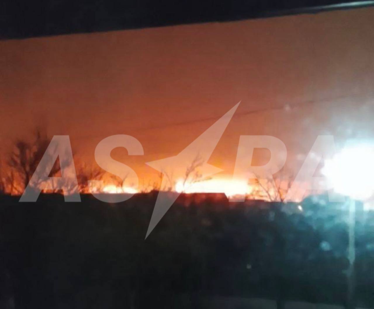 После атаки дронов в порту Темрюка начался пожар Оперштаб Краснодарского края подтвердил что портовая инфраструктура получила повреждения На месте пожара работают 32 специалиста и 8 единиц техники Персонал эвакуировали пострадавших нет Задонатить через бота Patreon