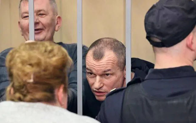 В Москве вынесен приговор бывшим руководителям АО Газпром газораспределение Краснодар Девять фигурантов получили от 8 до 22 лет лишения свободы за получение взяток на общую сумму более 114 млн рублей за своевременное подключение объектов к газоснабжению Среди осуждённых  экс гендиректор компании бывший депутат ЗСК Алексей Руднев 18 лет колонии и штраф 4 млн рублей  его бывший заместитель по строительству Александр Савостьянов 22 года колонии и штраф 300 млн рублей  замгендиректора главный инженер АО Сочигоргаза Алексей Петров 17 лет  заместители директоров филиалов в Геленджике Анапе и Краснодаре Олег Буткевич Станислав Бариев и Константин Лютый от 8 до 17 лет  руководители ООО Абинское специализированное строительно монтажное предприятие Газовик Сергей Асадов и Сергей Лебедь  учредитель ООО Инженерсервис Наталья Токаренко Преступное сообщество по версии следствия было создано в мае 2017 года Рудневым и Савостьяновым и действовало до ноября 2021 года когда фигурантов арестовали За это время руководители компании и её филиалов совместно с коммерсантами получили 14 взяток на суммы от 1 5 млн до 49 млн рублей от владельцев участков где строились многоквартирные дома гостиницы и промышленные объекты По данным следствия Руднев сообщал предпринимателям что может препятствовать им на всех этапах газификации затягивая согласование подключения Чтобы вопрос решился положительно сотрудники компании рекомендовали застройщикам обращаться за разработкой проектов и монтажными работами в определённые фирмы Следствие полагает что перечисленные по договорам деньги были взятками так как расценки были завышены а компании контролировались руководством газовой компании В других случаях взятки передавались наличными или в виде дорогостоящих подарков например автомобилей BMW X6 около 4 млн рублей и Mercedes AMG G63 около 17 млн рублей На фото бывший депутат ЗСК Алесей Руднев Плохо грузит Telegram Читай и смотри в MAX