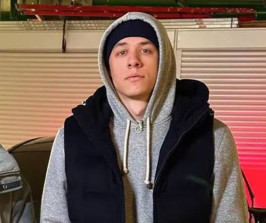 Сегодня рэпер Macan отправится на срочную службу У призывного пункта в Москве собрались фанаты артиста ожидая увидеть кумира своими глазами Корреспондент АГН Москва рассказал что срочники заметили певца внутри здания музыкант спокойно заполнял бумаги и попросил поклонников не фотографировать Интересно что самого рэпера привезли отдельно от остальных новобранцев Ранее сообщалось что Macan будет служить в элитном спецназе Росгвардии подразделении Витязь Подписаться на Москва 24 Наши каналы Новости в MAX