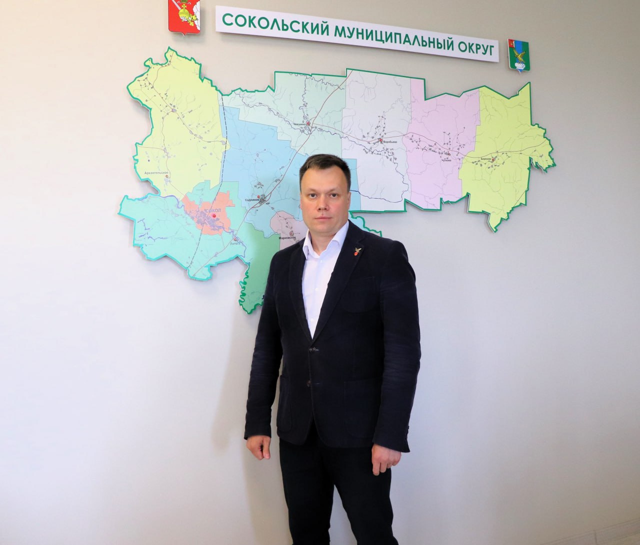 Глава Сокольского округа Владимир Носков попал в ДТП Губернатор Вологодской области Георгий Филимонов сообщил о ДТП с участием главы Сокольского округа Владимира Носкова Инцидент произошел 7 сентября когда чиновник управляя автомобилем Нива выехал на запрещающий красный сигнал светофора и совершил столкновение с другой машиной К счастью обошлось без серьезных последствий для здоровья участников ДТП Губернатор Георгий Филимонов занял принципиальную позицию Если виновность Владимира Александровича Носкова будет установлена он будет отвечать по закону Это моя принципиальная позиция как это уже было в случае ДТП с участием на тот момент главы Великоустюгского муниципального округа Ивана Алексеевича Абрамова Георгий Филимонов подчеркнул что поведение государственных и муниципальных служащих должно быть образцом соблюдения ПДД особенно в контексте совместной работы с ГИБДД по снижению смертности на дорогах
