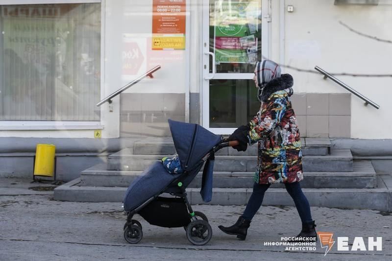 Екатеринбургский священник считает, что в России надо отменить материнский капитал. Так как он выгоден застройщикам, а не семьям  Старший священник екатеринбургского Храма на Крови Максим Миняйло сделал такое заявление на форуме «Города России» . Кроме этого отец Максим предлагает:    Вместо маткапитала выплачивать женщинам МРОТ за каждого ребенка;     Выделять места под строительства новых храмов  Меняйло посетовал, что в 2023 году власти Екатеринбурга не дали земли РПЦ ;     Изменить KPI губернатора. Вместо квадратных метров новой застройки, считать эффективность глав регионов в новорожденных.  Мнения в редакции ЕАН разделились. А как думает наш читатель?    отец Максим, как всегда, прав   можно вместо новых храмов, новые стадионы?   есть над чем подумать. Особенно в части претензий к застройщикам