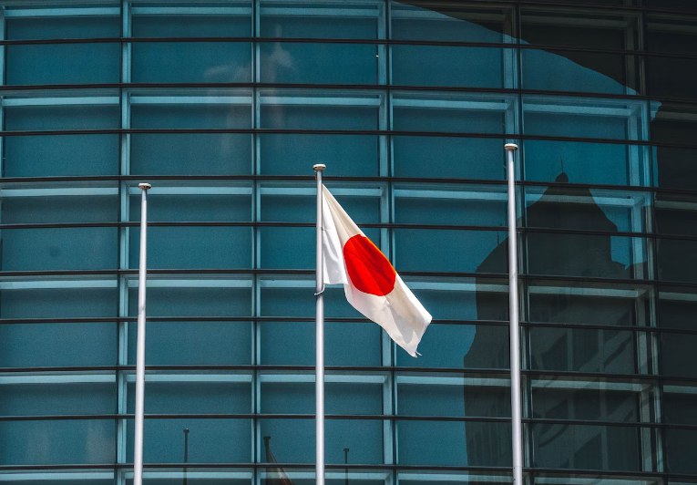 Японский индекс Nikkei 225 за год вырос более чем на 26 процентов Впервые в истории японский индекс Nikkei 225 превысил 50 000 пунктов Росту способствует экономический рост Японии на фоне торговой сделки с американской стороной Японский индекс Nikkei 225 на торгах в понедельник 27 октября 2025 года вырос на 2 53 процента до 50 549 6 пункта и обновил исторический максимум Об этом свидетельствуют данные торгов Бенчмарк вырос на фоне роста оптимизма инвесторов относительно экономического роста при новом премьер министре Японии Санаэ Такаити и у Читать на сайте ИА Бизнес код Nikkei Индекс Япония