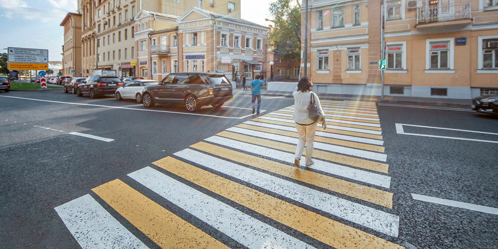 Москвичка на иномарке сбила мотоциклиста, пропускавшего пешеходов на переходе Вчера в центре Москвы, в районе Яузы, произошло ДТП: автомобилистка сбила мотоциклиста, остановившегося для пропуска пешеходов на «зебре». Об этом сообщает Telegram-канал «Осторожно, Москва». Пресс-служба уведомляет, что, байкер, двигаясь по дороге, притормозил перед пешеходным переходом, чтобы дать возможность пешеходам безопасно перейти улицу. Однако следовавшая за ним обладательница синей иномарки не успела среагировать и совершила столкновение…