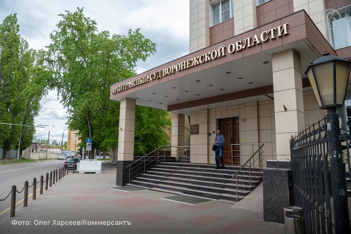 Стали известны детали решения Верховного суда ВС России отклонившего жалобу судьи арбитражного суда Воронежской области Светланы Мальцевой которая просила отменить разрешение Высшей квалификационной коллегии судей ВККС на привлечение ее к уголовной ответственности по делам о взятках Из судебных материалов следует что госпожу Мальцеву подозревают в том что в 2021 2023 она получила почти 5 млн руб за принятие решений в интересах местной фирмы в том числе по остановке продажи с торгов пятизвездочных отелей в Воронеже за более чем 2 млрд руб Сама судья Мальцева настаивает на своей невинности и утверждает что стала жертвой оговора со стороны конкурсного управляющего с которым находилась в близких отношениях Ъузнал