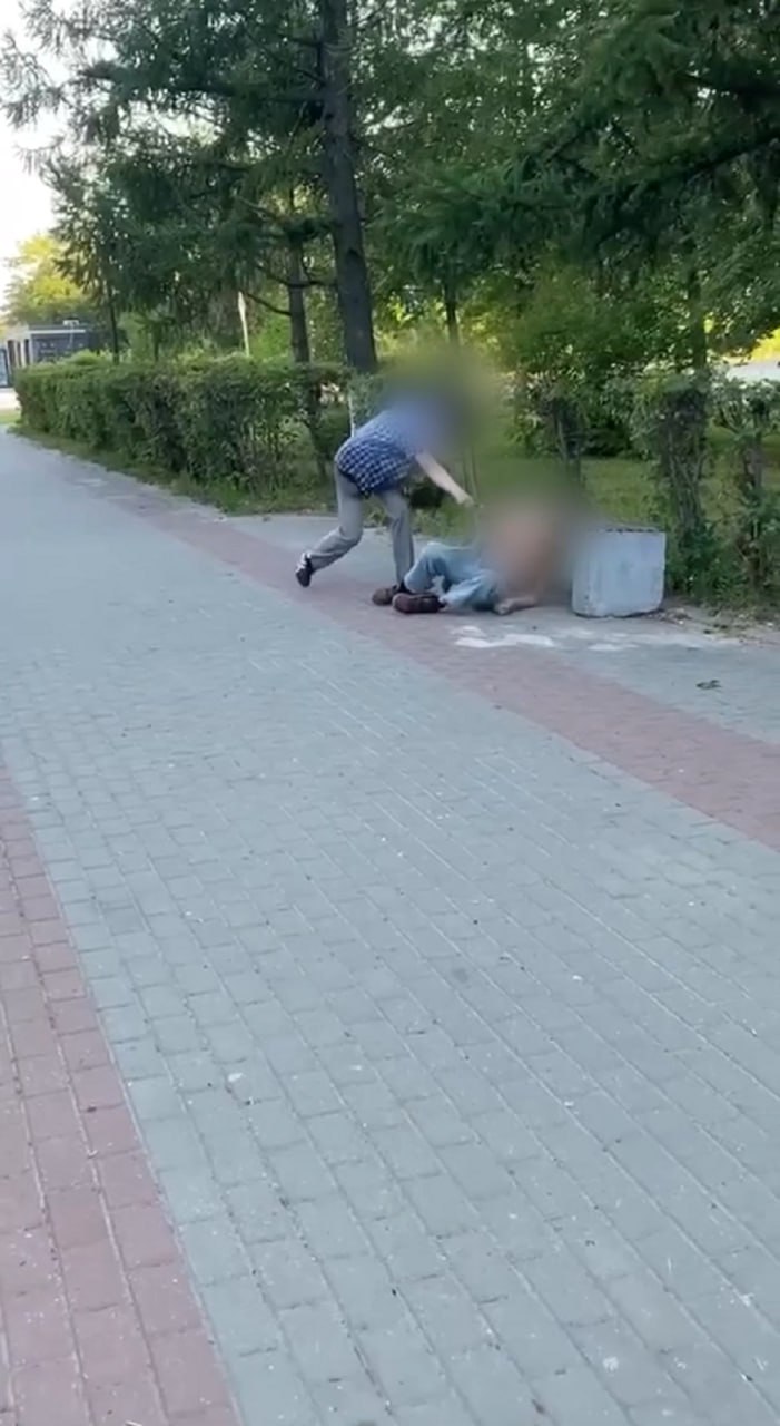 Подросток ударил мужчину ногой по голове и выстрелил ему в лицо из сигнальной ракетницы В Дзержинске группа подростков снимала на видео нападение на мужчину на бульваре Химиков. После выстрела парни убежали, рассказал местный блогер Алексей Алексеев. Следователи возбудили уголовное дело по статье о хулиганстве с применением предметов, используемых в качестве оружия. Силовики устанавливают все обстоятельства произошедшего. Подпишись Предложи новость