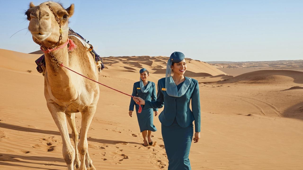 Oman Air пожалует в Сочи 02 июля С этого дня запланированы еженедельные полёты оманского национального перевозчика на главный российский черноморский курорт Вылеты из Маската по четвергам обратные по пятницам Туда обратно от 52 100 рублей 4 5 часа в одну сторону Кроме того в модуле бронирования на веб сайте Oman Air в выпадающем списке пунктов назначения отправления присутствует Санкт Петербург Давно или недавно сказать не можем дат и тарифов нет но что это как не индикатор того что в скором времени в маршрутной сети авиакомпании появится ещё одно российское направление Тем более оно и раньше фигурировало в числе предполагаемых наряду с Сочи и Екатеринбургом Однако екатеринбуржцев пока порадовать нечем Среди возможных городов присутствия Oman Air в РФ глава нашего Минтранса Андрей Никитин называл и Казань тут тоже без новостей на сегодняшний день Сейчас Oman Air выполняет ежедневные регулярные рейсы Маскат   Москва но с мая по конец сентября в расписании их заявлено всего пять в неделю В конце декабря прошлого года компания из Омана запустила чартерную программу Салала   Москва с частотой дважды в неделю В июле 2025 го вступило в силу российско оманское соглашение о взаимной отмене визовых требований tripfarearea RU Подпишись