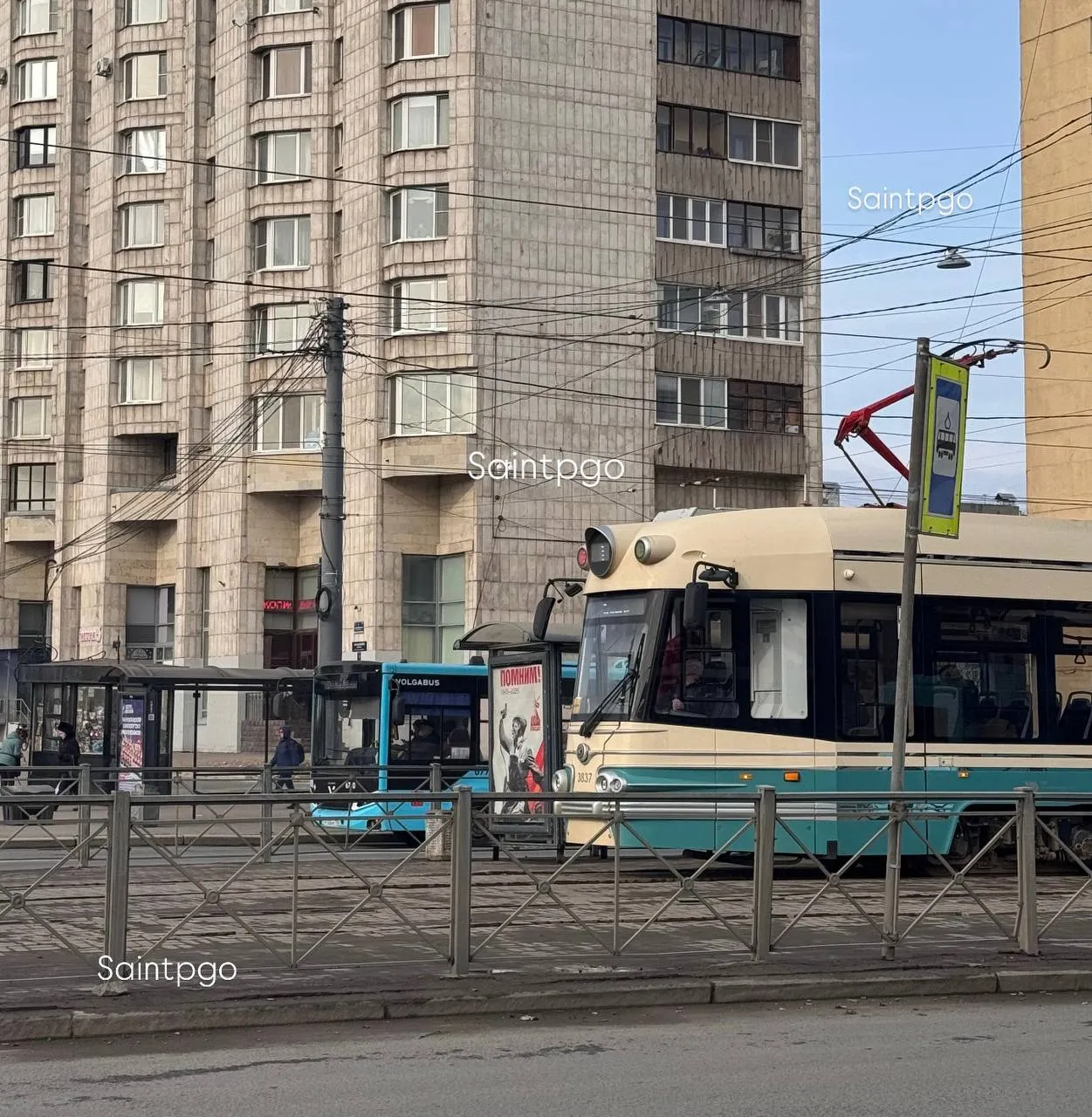 В Петербурге утвердили маршруты для теста беспилотных трамваев С 24 апреля определены четыре направления от Шаврова к Старой Деревне от трампарка 5 через Энгельса обратно к Шаврова от Грибакиных до Рыбацкого и от Северной верфи до ЛЭМЗ Испытания идут с 2024 года и продлятся три года Пока трамваи ездят сами но с водителем в кабине Полностью без людей их планируют запустить к 2030 году