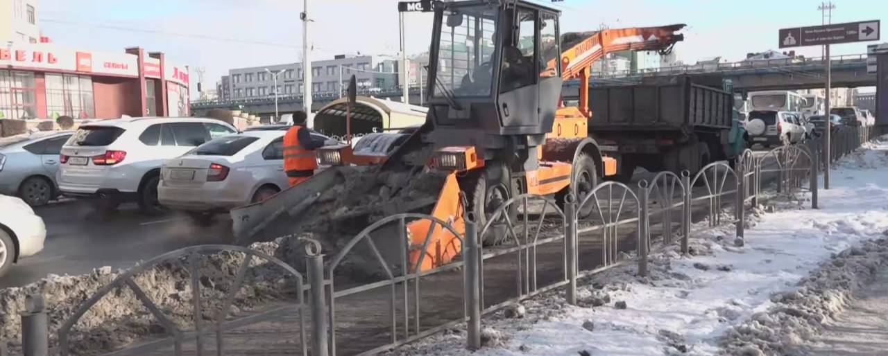 Омск готовится к зимнему содержанию дорог УДХБ закупило 12 тысяч тонн технической соли для пескосоляной смеси Ранее было приобретено 20 тысяч тонн песка планируется ещё 20 тысяч тонн В наличии остаётся 7 316 тонн песка и 251 тонна пескосоляной смеси Противогололедные материалы будут распределены по всем районам города Также закупаются запчасти для дорожной техники и горюче смазочные материалы В ремонте находится 20 единиц спецтехники для зимнего и летнего содержания дорог Подписаться Прислать новость