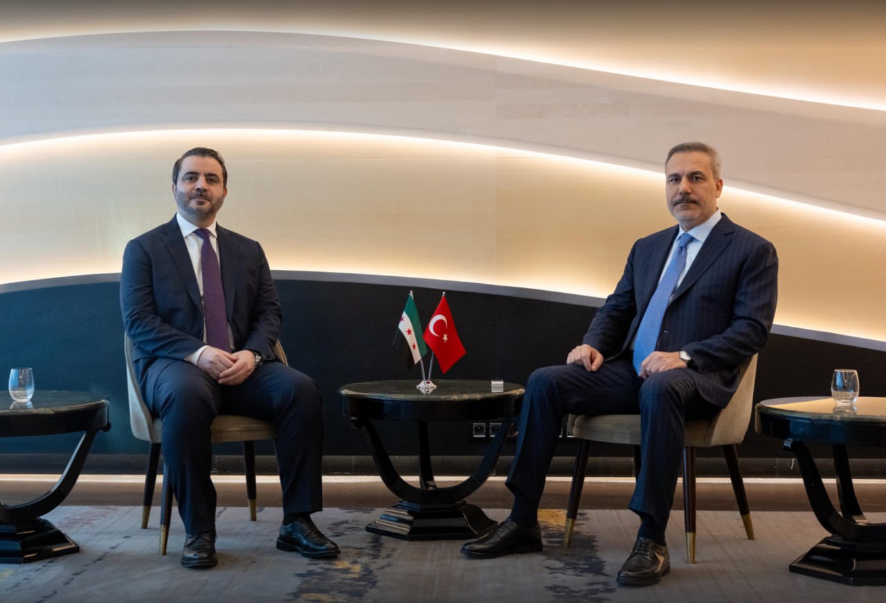 Министр Фидан встретился в Париже с главой МИД Сирии Министр иностранных дел Турции Хакан Фидан находясь в Париже куда он прибыл для участия в Саммите лидеров Коалиции добровольцев по Украине от имени президента страны встретился с министром иностранных дел Сирии Эсаадом Хасаном аш Шейбани Об этом сообщила в соцсетях пресс служба турецкого внешнеполитического ведомства Будьте в курсе последних новостей с TRT на русском