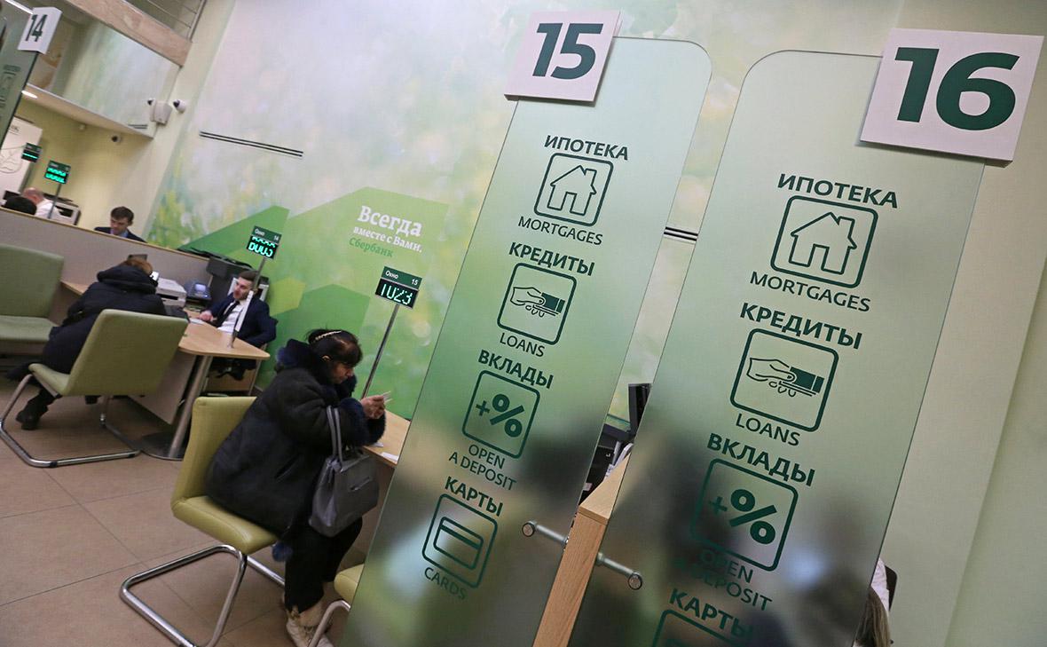 Кредитная активность в сентябре 2025 года В сентябре 2025 года российские банки одобрили 2 3 млн кредитов на сумму 946 8 млрд руб Уровень заключенных договоров снизился на 4 2 по сравнению с августом На фоне снижения ключевой ставки сегмент кредитов наличными ощутил спад количество договоров уменьшилось на 6 а оборот сократился на 10 Кредиты на жилье показали рост в денежном выражении на 3 благодаря увеличению среднего чека Автокредитование стало единственным динамичным сектором продемонстрировав увеличение выдач на 10 8