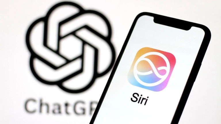 Apple может использовать модели OpenAI или Anthropic для новой Siri вместо собственных разработок, сообщают источники. Купертиновцы попросили обе компании обучить специальные версии нейросетей для тестирования на собственных серверах.   Переход на модели третьих компаний станет «монументальным разворотом» для Apple, отмечает Bloomberg. По сути, это будет признанием поражения в ИИ-гонке.   При этом собственную «LLM Siri» продолжают активно разрабатывать, но внутри корпорации очень многие чувствуют неопределенность.