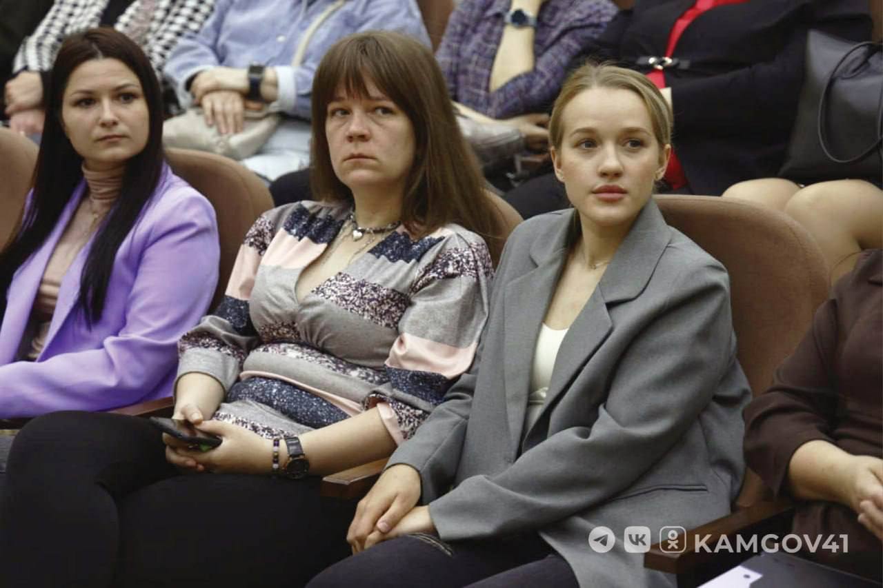 Глава региона Владимир Солодов в ходе встречи с работниками учреждений ветеринарии сообщил, что в соответствии с распоряжением Правительства Камчатского края заработная плата ветеринаров была увеличена с июля. Врачи ветеринарии в бюджетных учреждениях будут получать зарплату в размере 130 тысяч рублей в месяц, а ветеринарные фельдшеры — до 100 тысяч рублей. Такая мера позволит поддержать ветеринарную отрасль Камчатки. #камчатскийкрай #камчатка #сельскоехозяйство #меры_поддержки