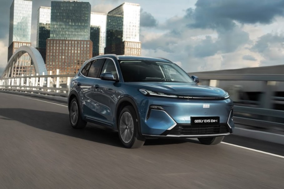 В России начались продажи нового кроссовера Geely EX5 EM i Российский офис Geely объявил о начале продаж нового гибридного кроссовера EX5 EM i С 1 декабря модель будет доступна у официальных дилеров марки по цене 3 569 990 рублей за начальную комплектацию Pro и 3 869 990 рублей за топовое исполнение Max EX5 EM i оснащен параллельно последовательной гибридной установкой включающей 99 сильный атмосферник объемом 1 5 литра и электродвигатель на 218 л с Гарантия на машину составляет 6 лет или 150 тысяч километров пробега Новинка создана на модульной платформе GEA и оснащена высокоэффективной гибридной системой EM i Максимальная дальность хода Geely EX5 EM i достигает 943 километра Кроссовер адаптирован к российским условиям В базовой комплектации автомобиль оснащен обширным зимним пакетом Внешние зеркала оборудованы обогревом и электрорегулировками а бачок омывателя увеличен до 5 литров Фото Пресс служба Geely