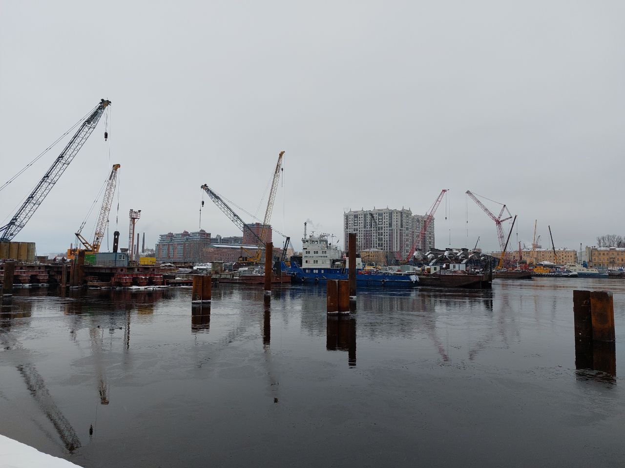 На строительстве Большого Смоленского моста началась подготовка к установке гидравлических цилиндров разводного механизма. Все 8 гидроцилиндров доставлены на площадку. Сейчас специалисты бетонируют элементы пятой опоры моста, чтобы смонтировать половину новых устройств. Еще 4 цилиндра планируется установить на шестой опоре в августе. Внешний диаметр гидроцилиндров для Большого Смоленского моста составляет 700 мм, вес — 6 тонн. Это позволит выдержать расчетную нагрузку 360 тонн для разводки и 300 тонн для сведения разводных пролетов. В конце этого года разводной пролет новой переправы планируется установить в проектное положение. Ежедневно на возведении масштабного объекта задействовано более 500 специалистов и 87 единиц строительной техники. Фото: Город+