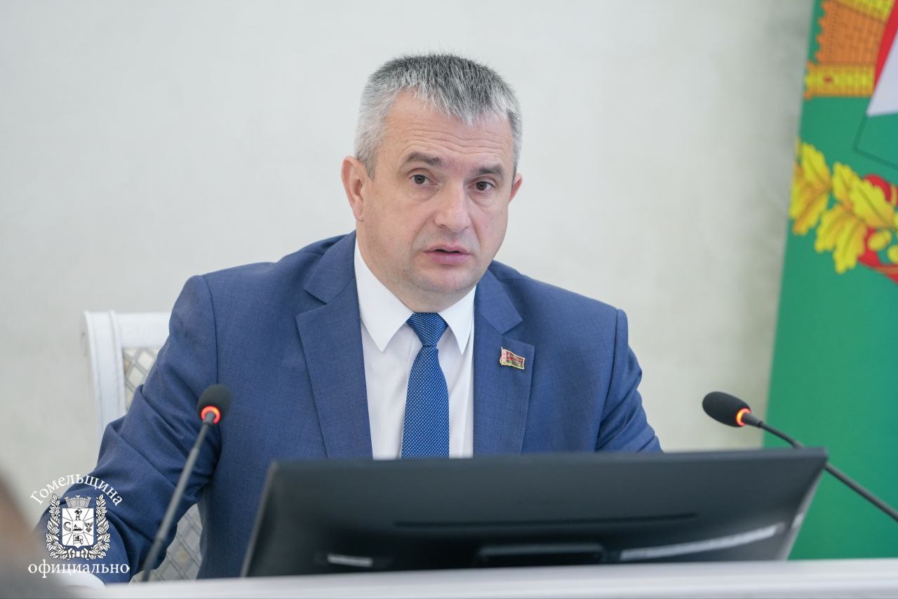 На Гомельщине утвержден комплекс мер по предупреждению гибели людей на водах на 2025 год Вопрос готовности региона к купальному сезону обсудили на аппаратном совещании. Всего в области 68 пляжей, обеспечивать безопасность граждан будет 64 подразделения ОСВОД, сейчас идет прием на работу сезонных матросов-спасателей. Проведено водолазное обследование акватории, очистка береговой линии мест отдыха. На заседании озвучили статистику: с начала года в области спасено семь человек на водах, тринадцать утонуло. Все пляжи готовы к купальному сезону, при улучшении погодных условий они начнут работу. «Укомплектованность спасательных отрядов – первостепенная задача для всех районов. Кроме того, дороги к пляжам и береговая линия должны быть благоустроены», – подытожил глава региона Иван Крупко. Источник: «Гомельщина официально»
