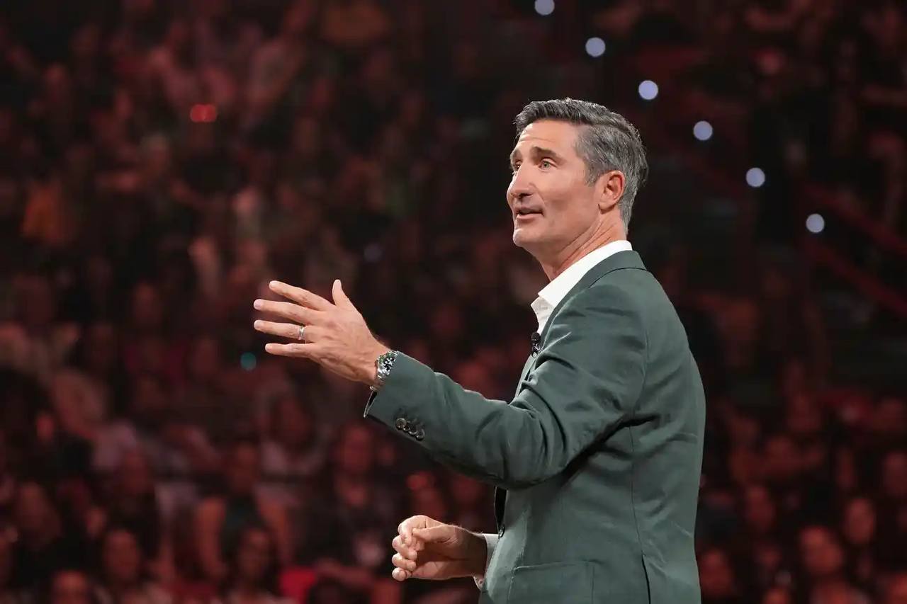 В Starbucks построили отдельный офис для CEO — всего в 5 минутах от его дома  Компания Starbucks завершила строительство нового офисного пространства в Ньюпорт-Бич  Калифорния , предназначенного для работы генерального директора компании Брайана Никкола.  Офис площадью более 430 кв. метров был реализован в рамках внутреннего проекта Project Sunshine. В нем предусмотрены: — персональный ассистент на месте, — панорамные виды на океан, — индивидуальные зоны переговоров, — личная ванная комната — премиальная мебель и техника, включая кофемашину стоимостью $14 000.  Новый офис находится в 5 минутах езды от дома CEO.  Тем временем сотрудники головного офиса в Сиэтле обязаны соблюдать политику return-to-office — не менее четырех рабочих дней в неделю на территории компании — или согласиться на buyout.   В профсообществе решение вызвало критику: его рассматривают как пример двойных стандартов в управлении и удар по HR-бренду.     Старбакс фиксирует падение продаж в существующих точках по всему миру на 2% за третий фискальный квартал  13 недель, завершившихся 29 июня . Снижение продолжается уже шестой квартал подряд.