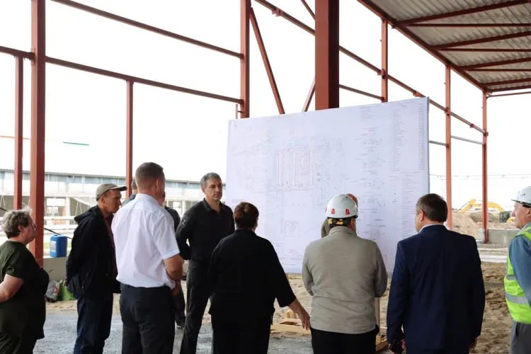 Новая ферма в Приамурье будет продавать нетелей и бычков  Крупную мегаферму строят в селе Новоалександровке Тамбовского округа. Животноводческий комплекс АО "Димское", рассчитанный на 1800 коров, готов более чем на треть. Сдать его планируют в следующем году. Стоимость готового объекта оценивается в 3,3 миллиарда рублей. В рамках рабочей поездки стройплощадку посетил губернатор Приамурья Василий Орлов.   "К действующей молочной ферме на 2200 голов добавится новая. Ее строительство завершится в конце следующего года. С выходом на полную мощность общие надои молока увеличатся вдвое и составят примерно 20 тысяч тонн в год. Кроме молока новое хозяйство будет выдавать почти 350 тонн мяса, а также продавать порядка 1300 нетелей и бычков на доращивание", - рассказала генеральный директор АО "Димское" Людмила Валова.  Агропредприятие ежегодно строит и жилье для работников. В прошлом году было возведено четыре новых дома. Еще три дома планируют построить в этом году.  По словам губернатора Василия Орлова, молочное животноводство в Амурской области развивается очень динамично.   "Считаю, мы двигаемся в правильном направлении. В следующем году в Приамурье будет сдана уже шестая мегаферма молочного направления, а через пять лет регион должен выйти на 90% самообеспеченности молоком. Современным предприятиям, которые инвестируют в сельское хозяйство и развивают АПК области, со своей стороны готовы оказать любую поддержку", - сказал Василий Орлов.   ТЕЛЕПОРТ.РФ – здесь все об Амурской области  Написать нам