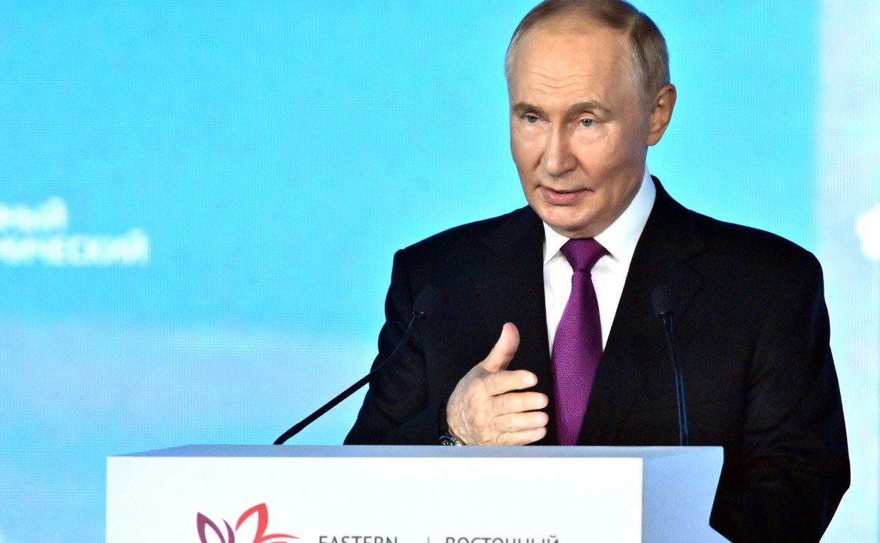 Кто пойдёт в школу а кто на ВЭФ Восточный экономический форум пройдёт во Владивостоке с 1 по 4 сентября 2026 года вторник пятница Об этом сегодня проинформировал советник президента России ответственный секретарь оргкомитета по подготовке и проведению ВЭФ Антон Кобяков Предложения по развитию Дальнего Востока которые ежегодно звучат на форуме ведут к выработке стратегических решений говорится в сообщении фонда Росконгресс Так по итогам работы ВЭФ 2025 президент Российской Федерации Владимир Путин дал поручения выполнение которых обеспечит дальнейшее развитие Дальнего Востока Подписаться на Telegram  Подписаться в MAX