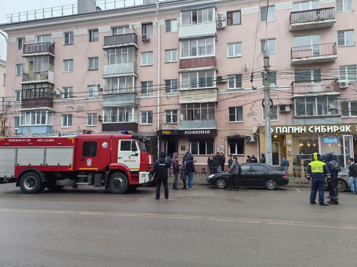 МЧС: пожарными было обнаружено загорание кофейни, три человека пострадало     Сообщение о пожаре на Плехановской поступило спасателям в 11:09. Когда пожарные прибыли на место, они обнаружили загорание в кофейне «Buntaro».  ↗  Прислать новость   Подписаться