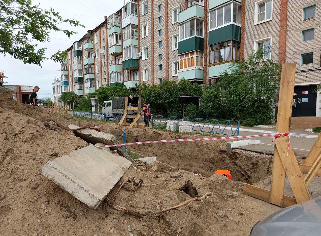 Приучают к порядку. Администрация Улан-Удэ оштрафовала ПАО ТГК-14 на 2,5 млн рублей за невосстановленное благоустройство после ремонта. В июле этого года сотрудники комитета муниципального контроля провели комплексные проверки деятельности ПАО «ТГК-14» на территории города. В результате обследований были выявлены многочисленные нарушения  проведения земляных работ без ордера, невосстановление благоустройства после окончания работ. Комитет провел административную отработку по каждому факту.  В итоге составлено 43 протокола об административных правонарушениях.  Сумма наложенных штрафов — 2 570 000 рублей. Восстановить благоустройство ТГК-14 обязана до конца октября, сообщает мэрия в соцсетях.  Фото из открытых источников.