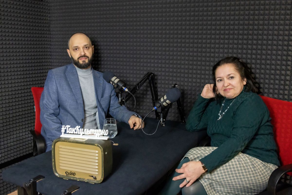 Челябинский зритель увидит экспериментальные постановки по мотивам произведений уральских авторов    На Южном Урале, в Челябинском академическом театре драмы имени Наума Орлова, стартовала режиссерская лаборатория «Челаба». Как рассказал художественный руководитель, директор театра драмы Владимир Казаченко на подкасте «Так культурно!», лаборатория позволит объединить режиссеров, актеров и даже критиков Урала для постановки произведений уральских авторов и поиска смыслов, характерных для этого макрорегиона. Для художественного осмысления режиссеры взяли роман «Географ глобус пропил» Алексея Иванова, рассказ Мамина-Сибиряка «Приемыш», пьесу современного драматурга Валерия Шергина «Мы с тобой никогда не умрем» и произведения Бажова.