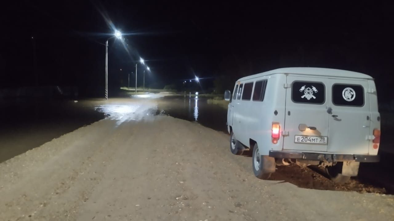 В Ивановском округе произошел перелив воды через дорогу «Ивановка-Поздеевка»  Перелив произошел на 77 км дороги «Ивановка-Поздеевка». Проезд закрыт, но есть альтернативный путь объезда по автодороге «Новороссийка-Климовка-Рогозовка».  «Подрядчики мониторят обстановку, как только погодные условия позволят, проезд начнут восстанавливать», - сообщили в  .  Также в Ромненском округе из-за сложной паводковой ситуации произошел подмыв земляного полотна на дороге «подъезд к с. Верхнебелое». На месте уже работает подрядчик, проезд хотят восстановить сегодня после схода воды.