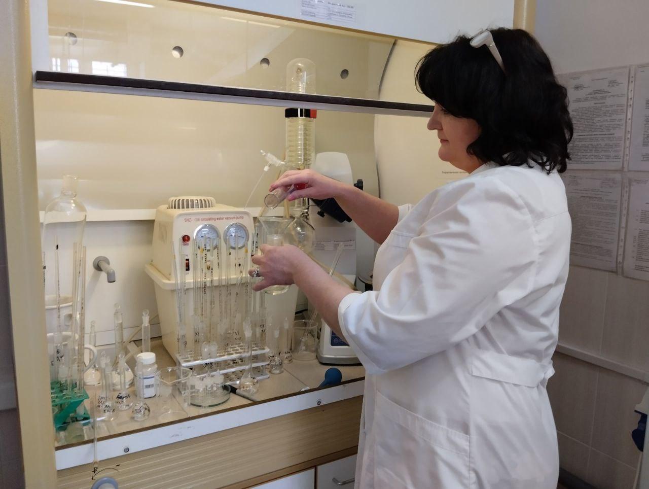 Качество воды под контролем Одно из наших подразделений которое работает без выходных Центральная аналитическая лаборатория Вот и в новогодние праздники лаборанты находились на рабочих местах анализируюя химический состав не только очищенной воды но и источников водоснабжения Это необходимо для регулирования процесса очистки Артезианские скважины считаются одними из самых стабильных по составу водоисточников но речная вода которая снабжает Правобережную часть города подвержена влиянию погодных условий В этом году зима мягкая поэтому особое внимание уделяется микробиологическим показателям в том числе паразитологии Ежедневно здесь выполняется более сотни исследований что помогает оперативно реагировать на изменения состава воды источников водоснабжения и гарантировать безопасность питьевой воды для всех жителей города