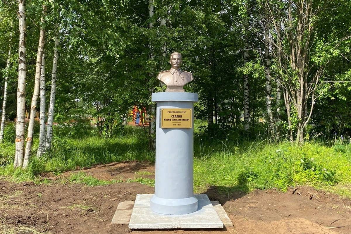 В Никольске открыт бюст Иосифа Сталина — третий памятник в Вологодской области  В парке «50-летия Победы» рядом со средней школой № 2 в Никольске установлен бюст Иосифа Сталина. Об этом сообщила администрация Никольского округа в соцсети «ВКонтакте».    Монумент появился по инициативе местных жителей. В администрации отметили, что уважают право граждан на сохранение исторической памяти и признают важность подобных памятников. Однако там подчеркнули, что подобные инициативы должны согласовываться с органами местного самоуправления.    Это уже третий памятник Сталину в Вологодской области. Первый был открыт в декабре 2024 года на территории музея «Вологодская ссылка» по инициативе КПРФ при поддержке региональных властей. Второй монумент установили в Кадуе в мае 2025 года.    Открытие бюста в Никольске вызвало неоднозначную реакцию в обществе, однако местные власти подчеркивают, что памятник символизирует вклад Сталина в победу в Великой Отечественной войне.