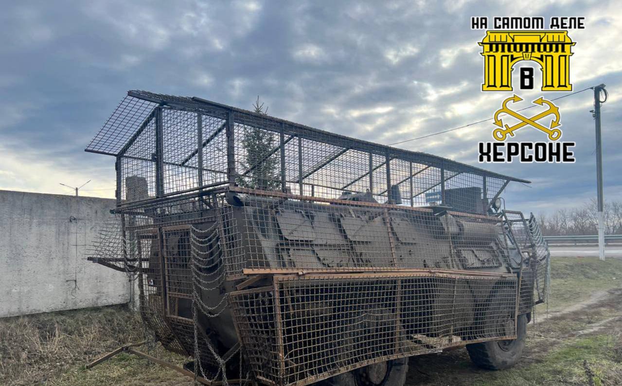 В хозяйстве пригодится! В Сумской области военный украл БТР и поехал на нём домой на Полтавщину. Он сказал, что поехал заправиться, но, прихватив автомат, отправился домой. Проехав несколько сотен километров, он оставил БТР на обочине возле деревни, а сам «пошел спать к лесополосе», отмечается в заявлении ГБР. Суд приговорил боевика всу к 7 годам тюрьмы за угон бронетранспортёра. Как оцениваете поступок мужика? ПОДПИСАТЬСЯ Чат Бот Дзен #СВО #БТР #Угон #Украина