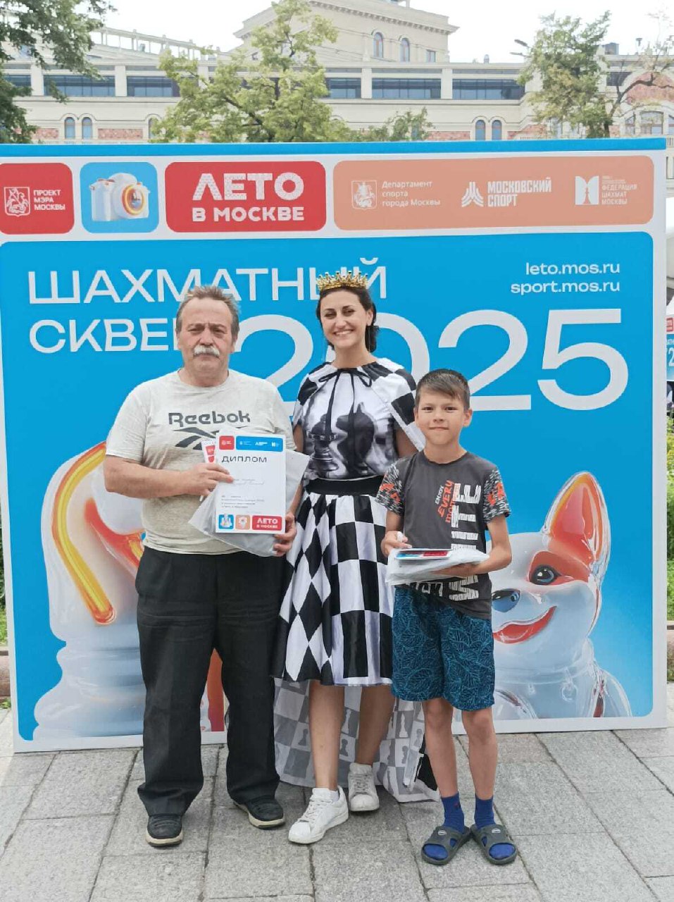 В рамках турнира "Шахматный сквер-2025", прошедшего в Москве при поддержке проекта "Лето в Москве", представители Молодёжного центра "Дружба" добились впечатляющего результата. Тренер Михаил Кузнецов и его воспитанник Вадим Тимофеев заняли первое место в парном разряде, подтвердив высокий уровень подготовки спортсменов центра.    Для желающих присоединиться к шахматной секции продолжается набор на 2025–2026 учебный год. Заявления принимаются через портал Навигатор дополнительного образования Московской области  clck.ru/3CeLBN . Уточнить детали можно по телефону 8-906-784-29-80 в будние дни с 14:30 до 19:00.