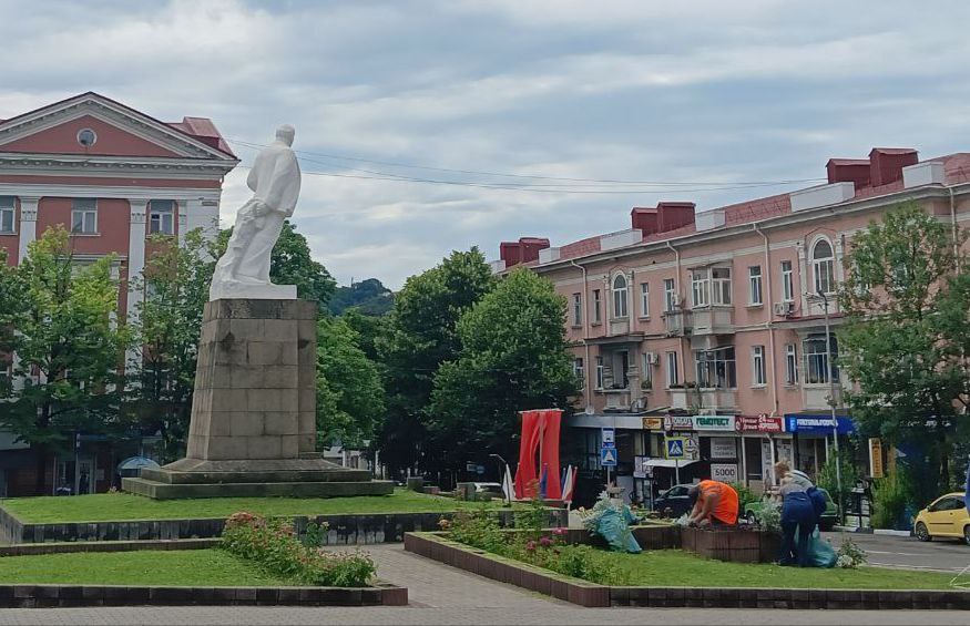 Розы и канны высаживают сегодня возле постамента вождю мирового пролетариата в Туапсе.  «Клумбы у Ленина цветут круглый год, меняется только вид растений согласно сезону, - рассказала главный дендролог МБУ «Благоустройство города Туапсе» Ольга Шульга.  – Сейчас мы высаживаем сюда порядка 50 корней канн  красивые цветы с алыми соцветиями и фиолетово-бортовыми стеблями  и 32 розы.  Розы у туапсинского Ильича – основа цветочной композиции, они там уже есть, а новые просто добавят яркости и красоты».  Посадка летних цветов идет по всему городу: клумбы на улице Карла Маркса уже украсили астильба и хоста.