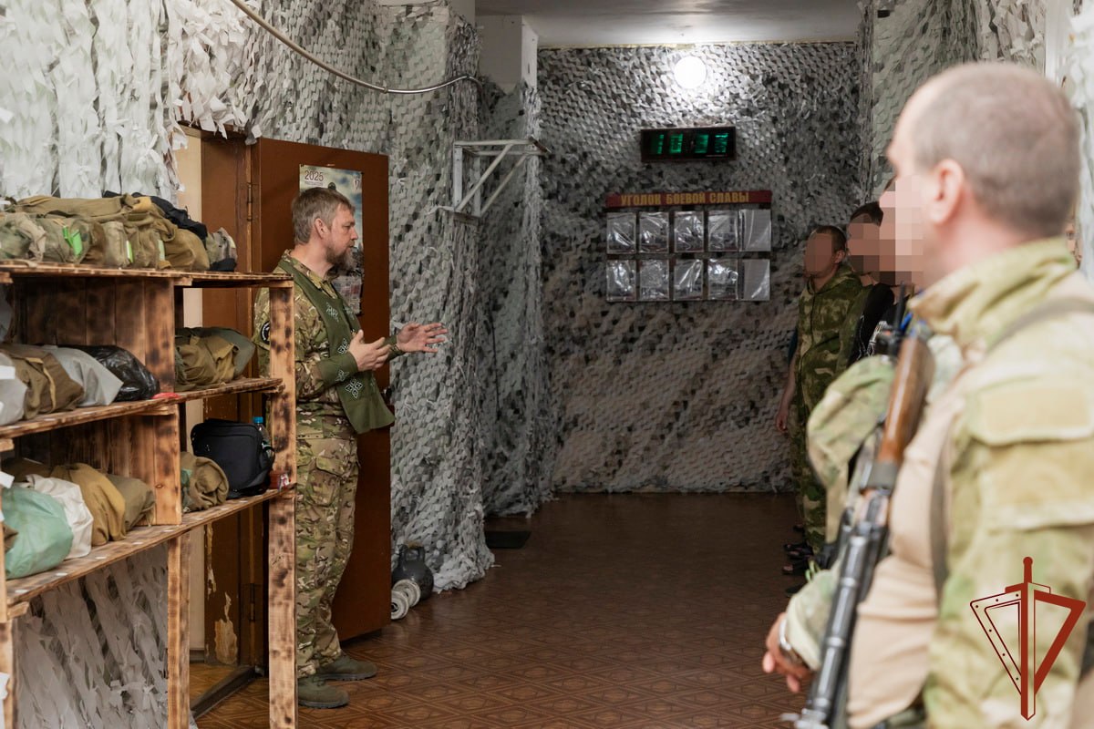 В Луганской Народной Республике священник Русской Православной Церкви встретился с росгвардейцами Председатель отдела Ханты-Мансийской Епархии по взаимодействию с казачеством и силовыми структурами иерей Вадим Павловский посетил подразделения Росгвардии, выполняющие служебно-боевые задачи в ходе специальной военной операции в ЛНР. В местах временной дислокации отец Вадим совершил молебны о воинах, идущих на ратный подвиг, освятил места размещения личного состава и транспортные средства, окропил святой водой сотрудников и военнослужащих, передал им нательные кресты и стяги с образом Спаса Нерукотворного. Желающие могли принять таинство крещения, исповедаться и причаститься. В ходе групповых и индивидуальных бесед росгвардейцы обсудили со священником вопросы веры, долга, честной и праведной службы Отечеству. Иерей Вадим Павловский находится в зоне проведения специальной военной операции не в первый раз - ранее он духовно окормлял госпитали в Луганске, где проходят лечение раненые военнослужащие.