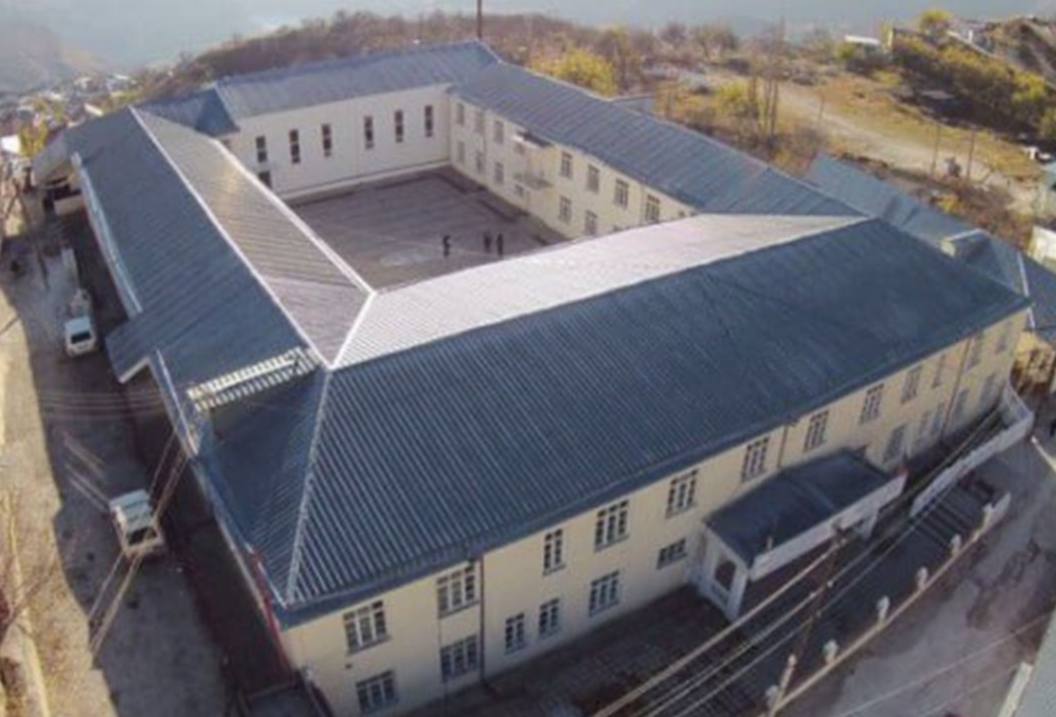 Школьник выстрелил из пневматики в ученика в школе 1 в дагестанском селе Унцукуль Mash После уроков в школе 1 села Унцукуль подростки устроили драку до этого они поспорили в интернете Один из них раньше этот парень уже приносил в школу пистолет достал пневматику и выстрелил в оппонента Три человека с ранениями попали в больницу newsvladikavkaz