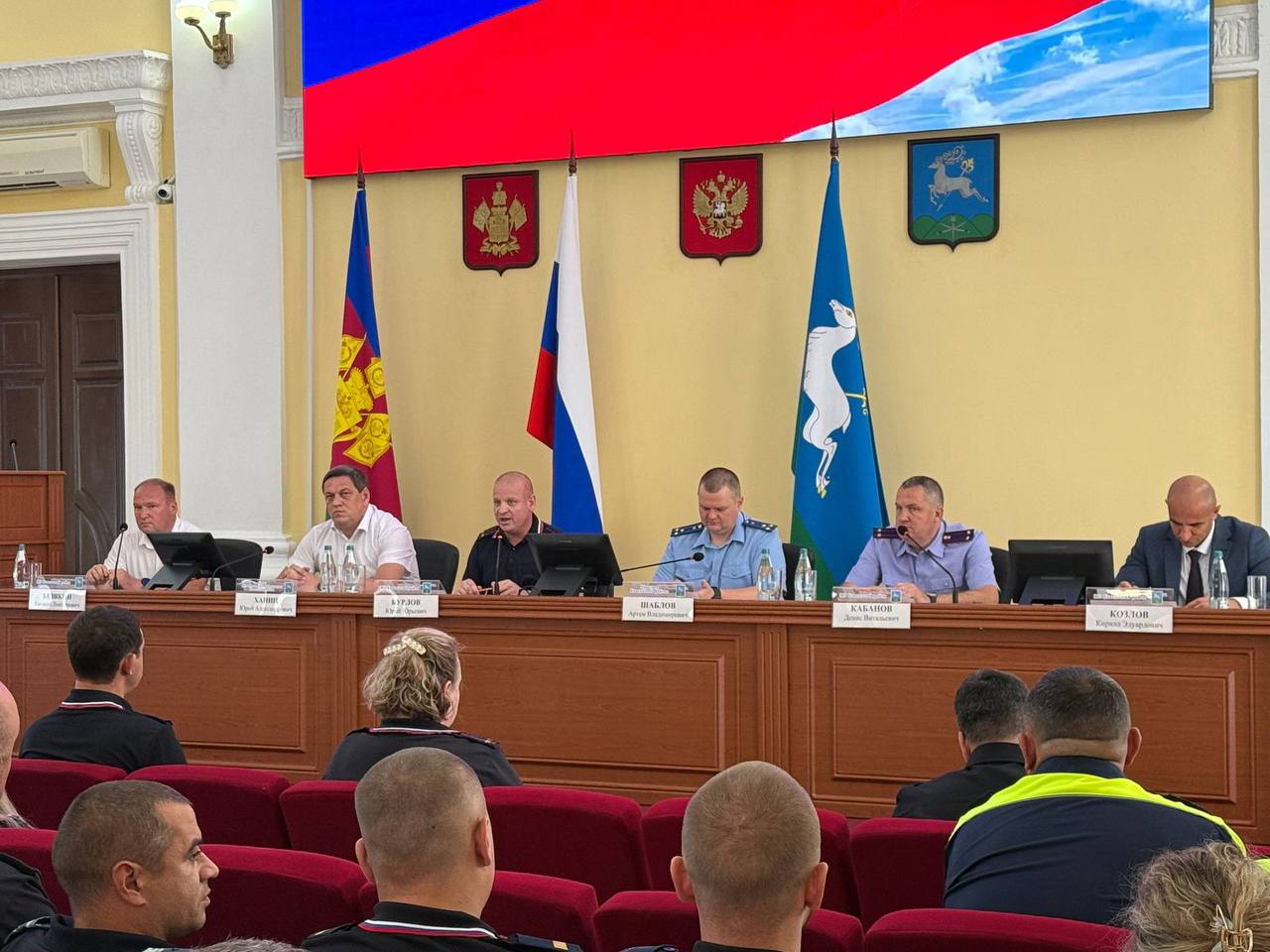 Прокурором Кавказского района принято участие в подведении итогов работы территориального отдела полиции за первое полугодие 2025 года В ходе состоявшегося совещания проанализирована деятельность подразделений ОМВД России по Кавказскому району, а также результаты расследования уголовных дел. В рамках мероприятия обсуждены результаты работы сотрудников отдела по профилактике преступности, раскрываемости преступлений, в том числе экономической и коррупционной направленности, меры, принимаемые для борьбы с незаконной миграцией. Прокурором района обращено внимание на необходимость активизации работы по профилактике, выявлению преступлений, совершенных с использованием информационно телекоммуникационных технологий в сфере компьютерной информации, указано на необходимость уделять особое внимание вопросам выявления и пресечения коррупционных преступлений, усилению деятельности по возмещению ущерба, причиненного преступлениями и соблюдению прав граждан в уголовном судопроизводстве. По итогам совещания выработаны комплексы мероприятий, направлены на повышение эффективности деятельности работы ОМВД России по Кавказскому району. Определены задачи в сфере противодействия преступности.
