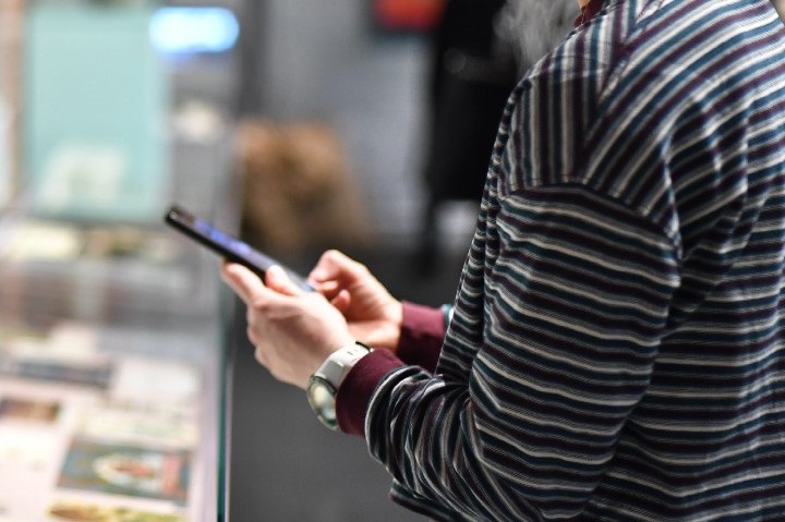 Минобрнауки Якутии прокомментировало информацию о минировании колледжей В Якутске 19 января была проведена срочная эвакуация студентов и сотрудников из нескольких колледжей Причиной стали анонимные сообщения о возможном минировании зданий Информация была незамедлительно передана правоохранительным органам Все образовательные учреждения четко сработали по установленному алгоритму обеспечив быструю эвакуацию и отменив плановые мероприятия По итогам проверок функционирование учреждений возобновляется только после подтверждения отсутствия рисков и угроз и официального разрешения правоохранительных органов рассказали в минобрнауки Якутии Студентов и родителей просят сохранять спокойствие и не распространять непроверенные слухи