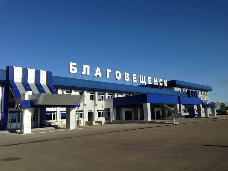 Новая парковка, амфитеатр и сад камней появятся в аэропорту Благовещенска В международном аэропорту Благовещенска продолжается масштабное благоустройство привокзальной территории. В рамках второго этапа реконструкции рабочие приступили к асфальтированию нового парковочного участка. После завершения всех подготовительных работ здесь появится 224 машино-места, а также четыре группы автоматизированных терминалов для въезда и оплаты. Параллельно ведётся подготовка основания для будущей парковой зоны, которая станет центральным элементом обновлённого пространства. Её площадь превысит 5,5 тысячи квадратных метров. В этом месте оборудуют амфитеатр с навесом, создадут сад камней, установят скамейки и беседки, где можно будет оставить багажные тележки. В центре зоны отдыха вновь появится скульптура Пресвятой Богородицы. Ранее она украшала вход в аэропорт, а на время работ была передана Благовещенской епархии. Значительное внимание уделят озеленению. Планируется высадить 279 деревьев, в том числе сосны, клёны и два вида голубых елей. Также предусмотрены декоративные посадки сахароцветного мискантуса. Эти зелёные островки визуально разделят парковочные ряды. Ввод привокзальной площади в эксплуатацию намечен на третий квартал текущего года. #Приамурье